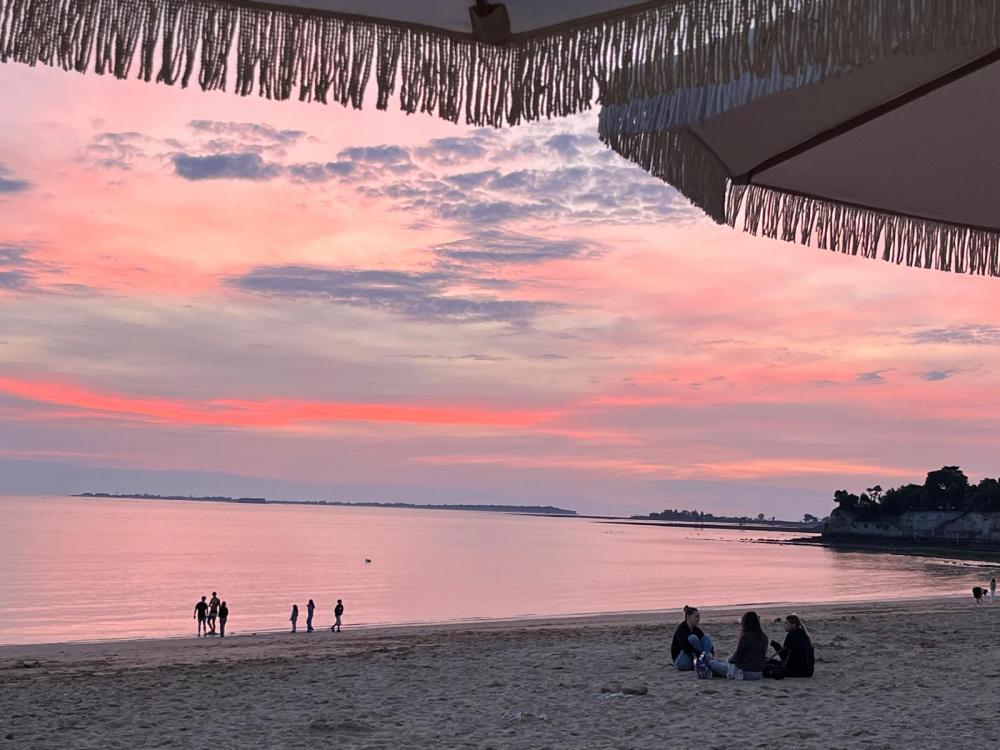 Découvrez les atouts d'un séjour en chambre d'hôtes à Fouras-les-Bains : plages, Fort Boyard, îles d'Aix, d'Oléron et de Ré, accueil chaleureux et hébergement tout confort en Charente-Maritime.