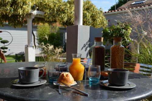 Découvrez nos chambres d’hôtes en Charente-Maritime avec petit-déjeuner inclus. Tarifs, réservation, horaires et services. Séjour authentique et confortable.